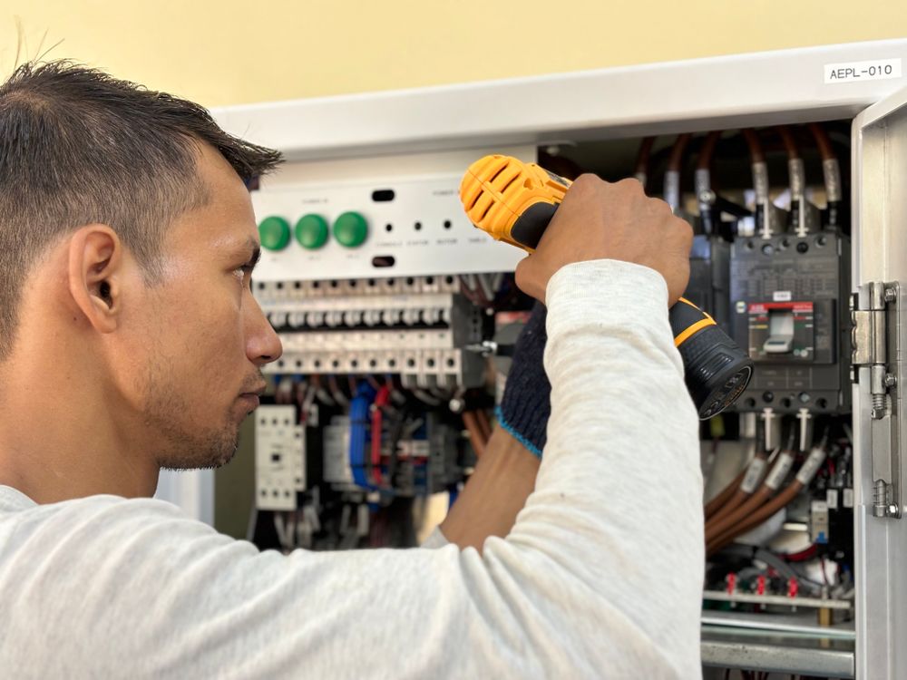 Trabajo técnico en un cuadro eléctrico