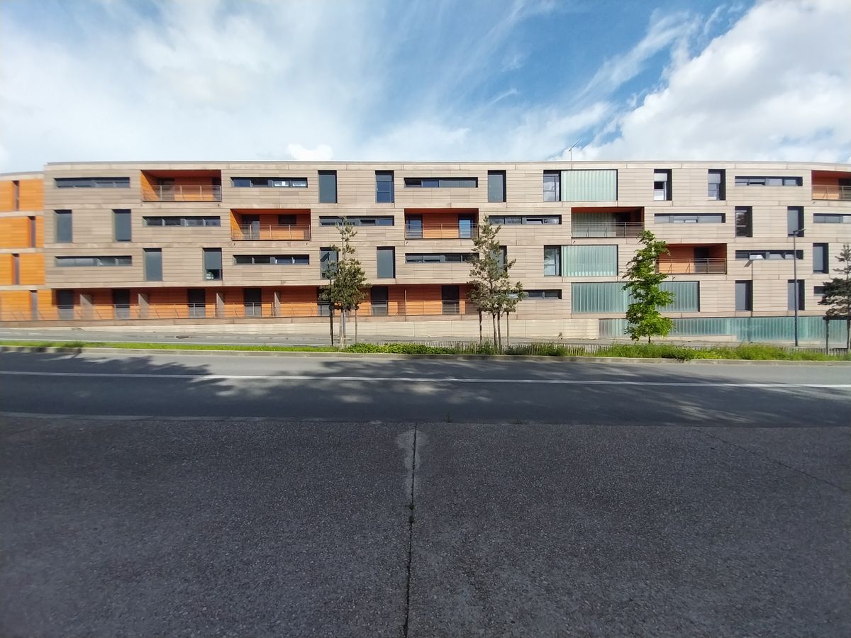 Fachada y ventanas de un edificio residencial