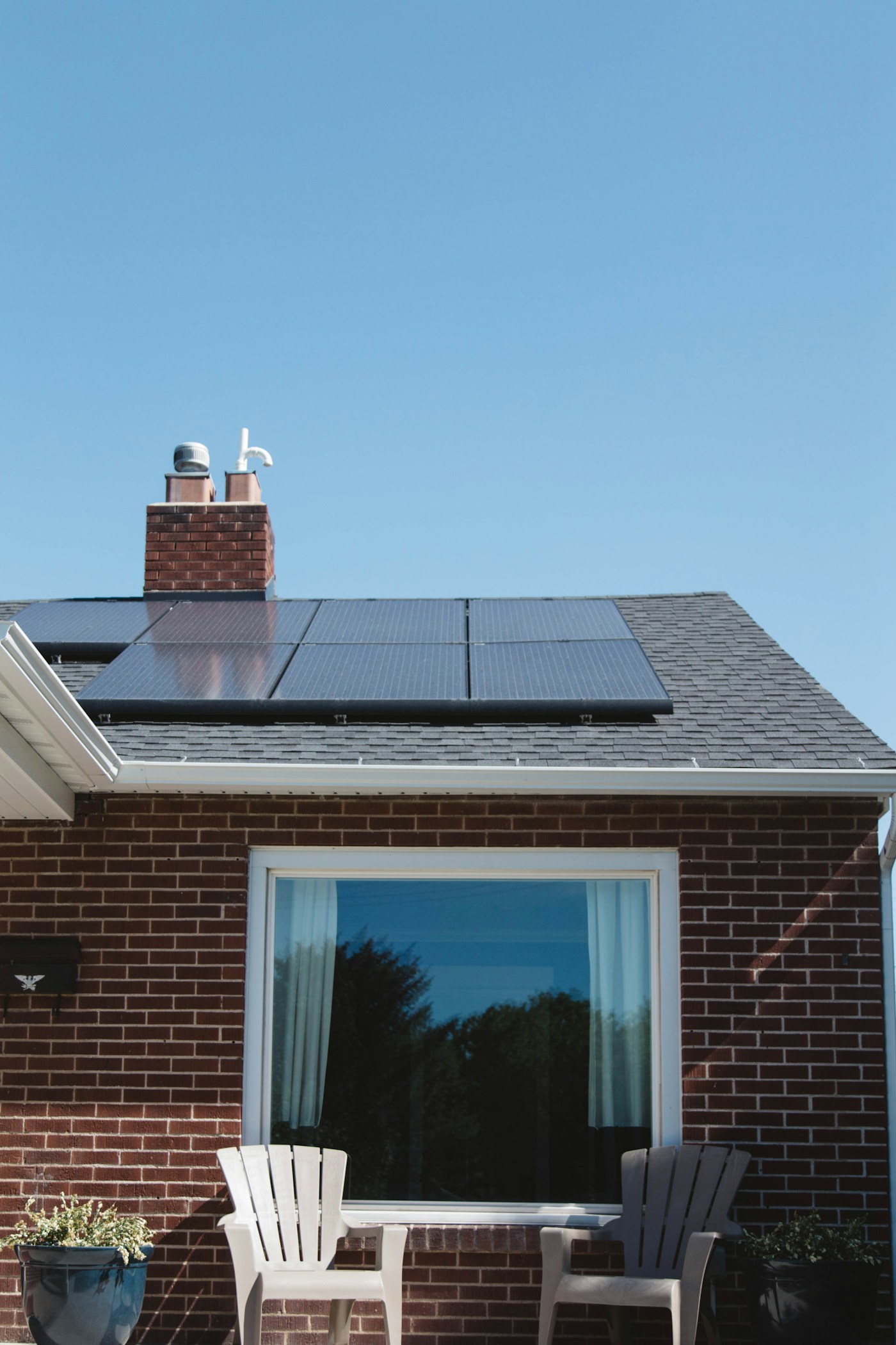 Paneles fotovoltaicos sobre la cubierta de una vivienda